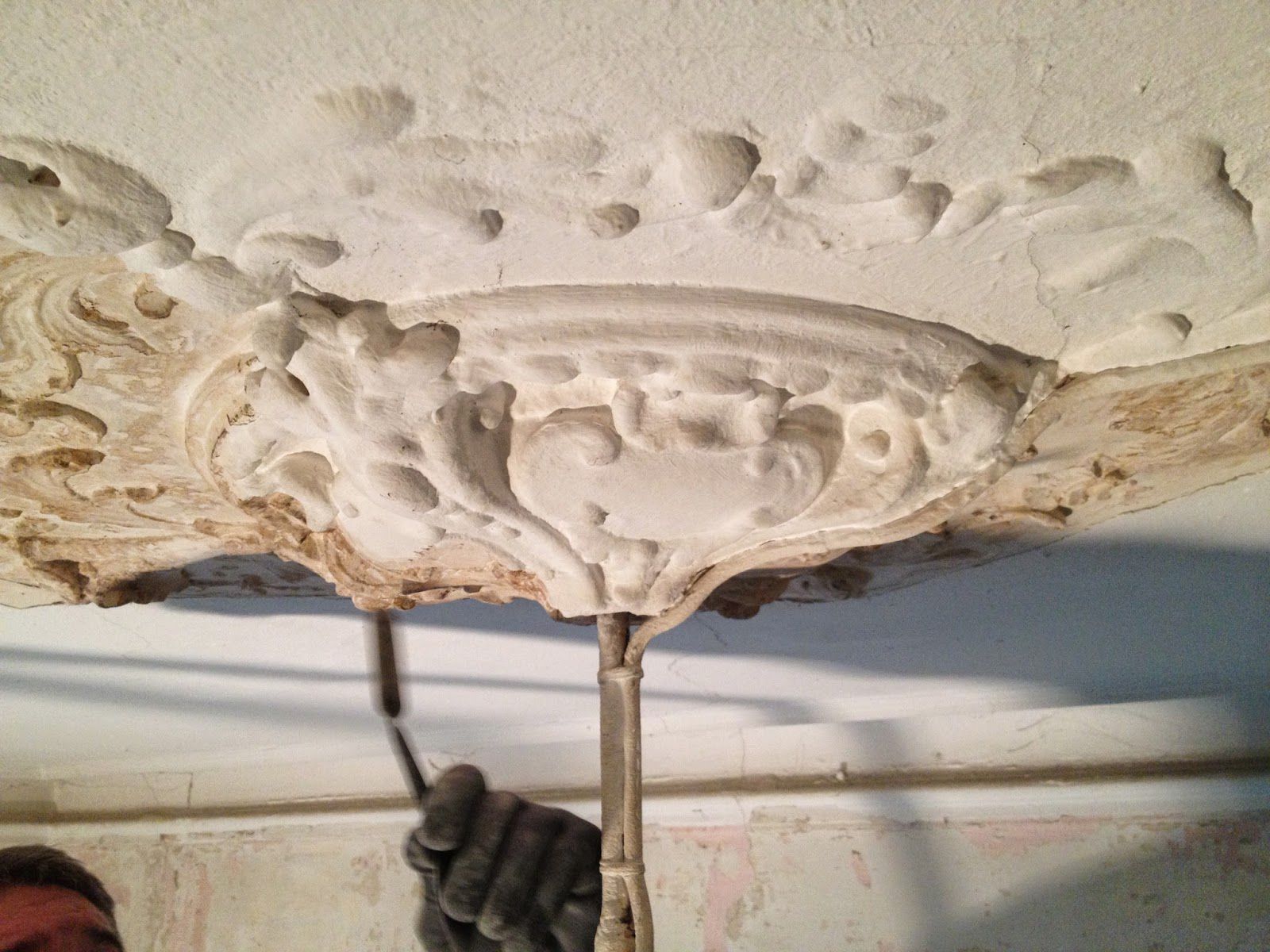 Nachtraglich Ein Stromkabel In Stuckrosetten Einbauen Stuck Bonn Fassadensanierung Stuckarbeiten Koln Stuckdecke Aussenstuck Belz